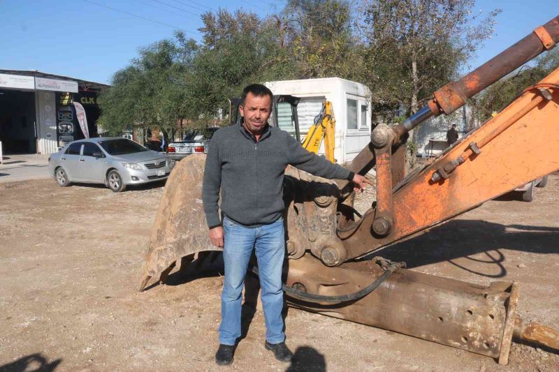 Antalya’da elektrikli scooterin sürekli iş makinesine kilitlenmesi sahibini isyan ettirdi
