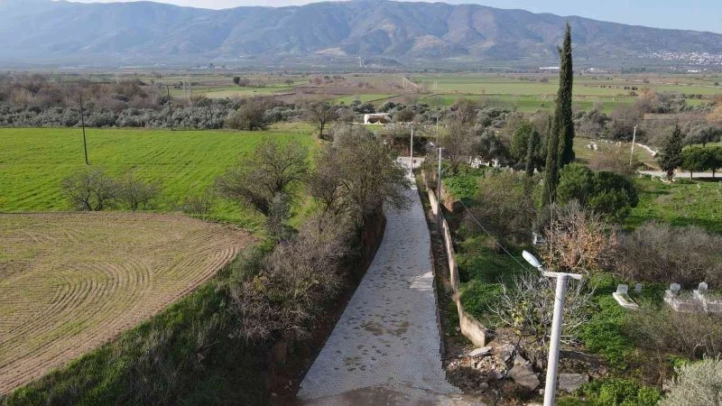 Nazilli Belediyesi Esenköy’de yolları yeniliyor
