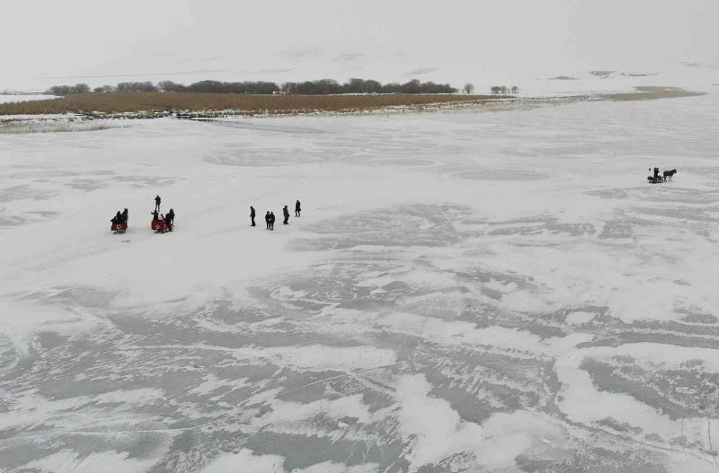 Çıldır Gölü’nde dörtnala atlı kızak keyfi
