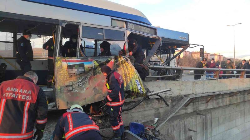 Ankara’da EGO otobüsü bariyerlere çarptı, yaralılar var
