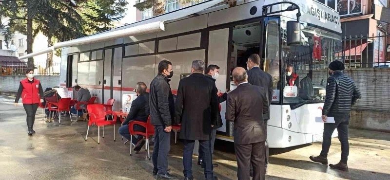 Öğrencilerin duyarlı davetine koşan veliler, kan vermek için yarışa girdi
