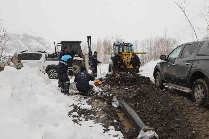 Belediye ekipleri kar yağışı altında su arızası onardı
