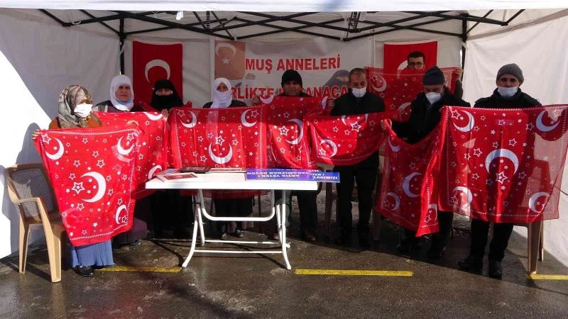 Muşlu annelerden dondurucu soğukta evlat nöbeti
