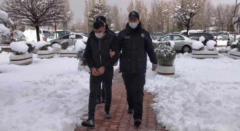 Annesini öldürmeye giderken polisin yakaladığı şahıs adliyeye sevk edildi
