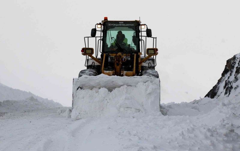 Van’da 611 yerleşim yerinin yolu ulaşıma kapandı
