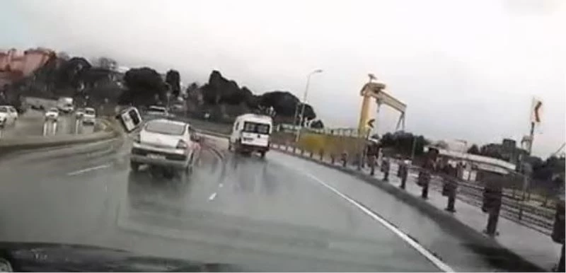 Pendik’te refüje çıkan araç savrulup bariyerlere çarptı
