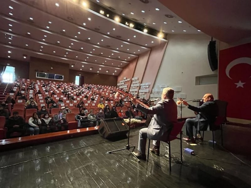 Âşıklar saz çalıp türkülerle atıştı
