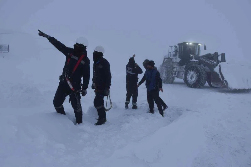 Hakkari’de yol açmaya çalışan karla mücadele ekibi tipiye yakalandı
