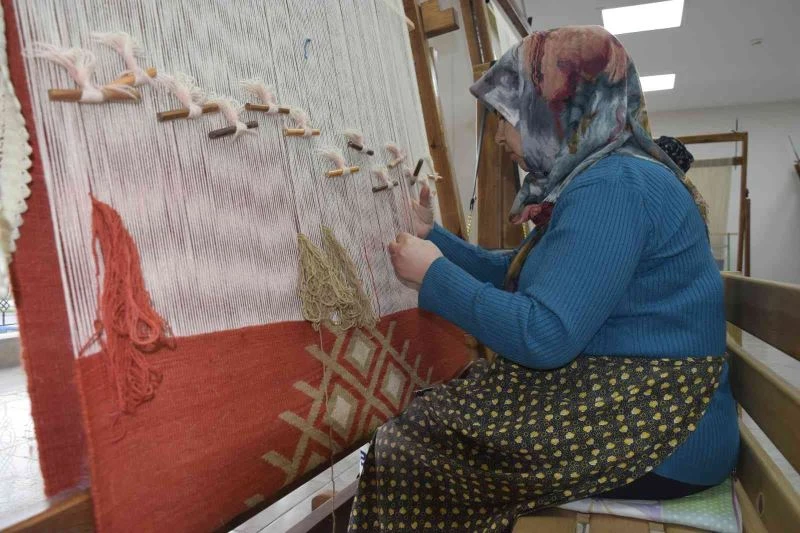 Alyazma kilimi her sırası ayrı emekle dokunarak yaşatılıyor
