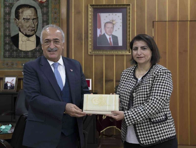 Ödüllü akademisyenler başarılarını Rektör Çomaklı ile paylaştı
