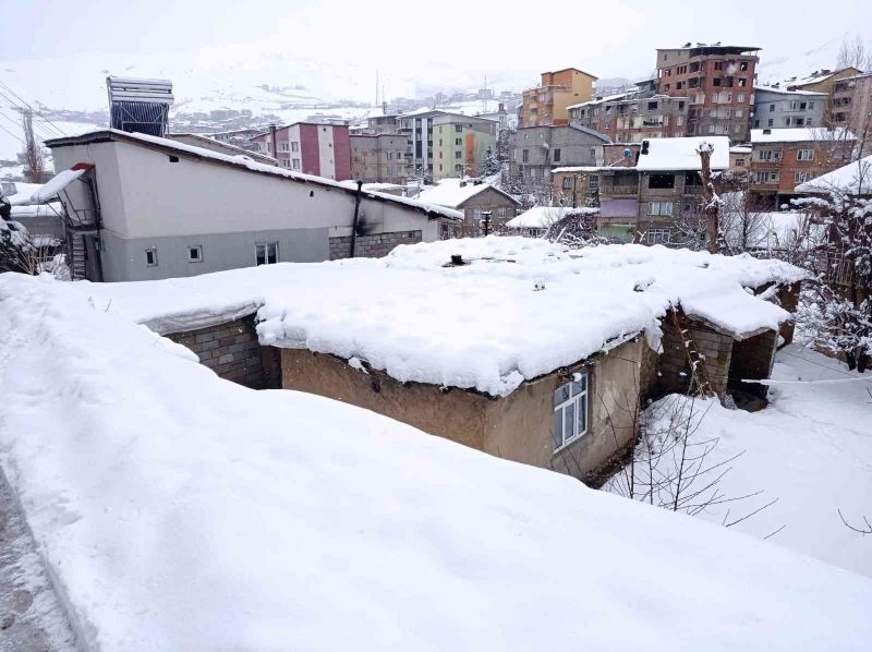 Hakkari’de 247 yerleşim yerinin yolu ulaşıma kapandı
