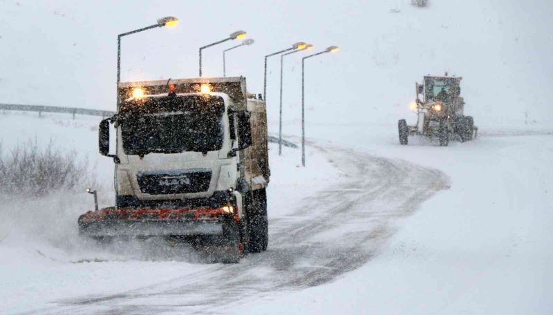 2190 rakımlı Kızıldağ geçidinde kar ve tipiden ulaşım ağır tonajlı araçların geçişine kapatıldı
