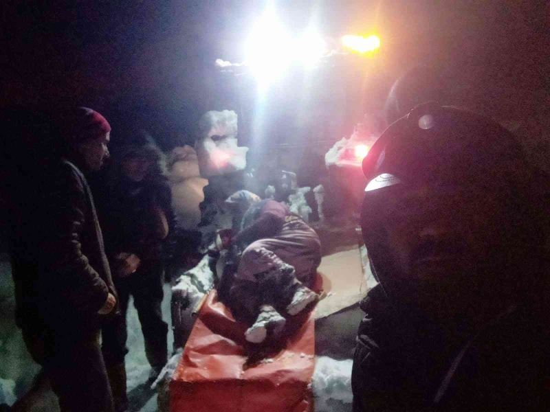 Kar yolu kapatınca hastayı traktörün arkasında ambulansa taşıdılar
