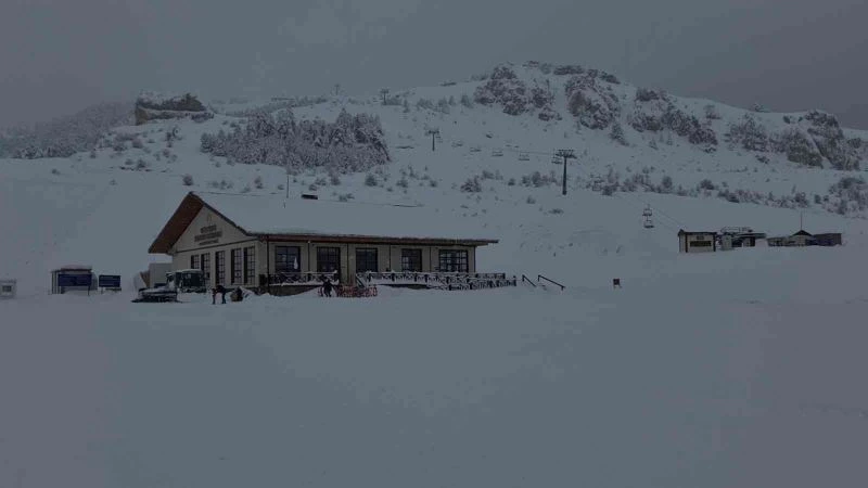 Keltepe Kayak Merkezi’nde kar kalınlığı 1 metreye ulaştı
