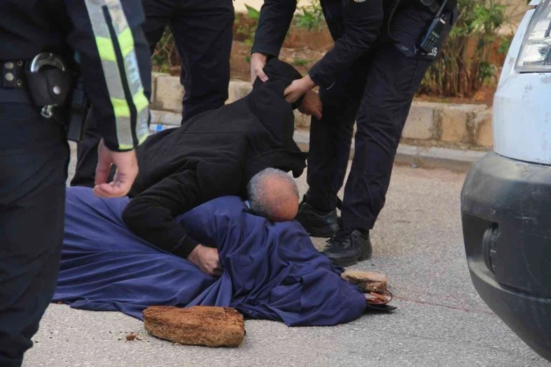 Kazada hayatını kaybeden eşine son kez sarıldı, yakarışları yürek burktu
