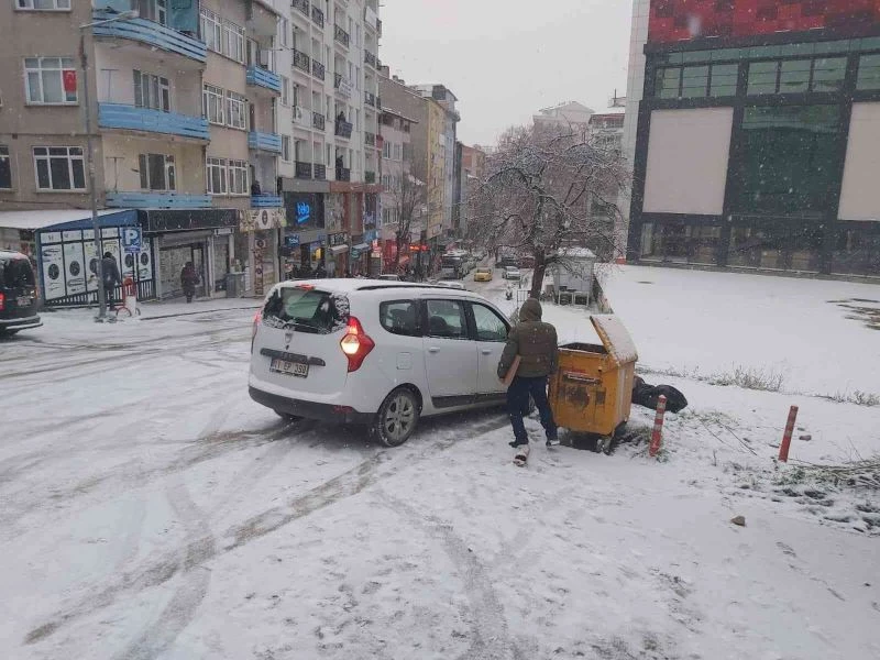 Buz pistine dönen yoldaki kazalar anbean kaydedildi
