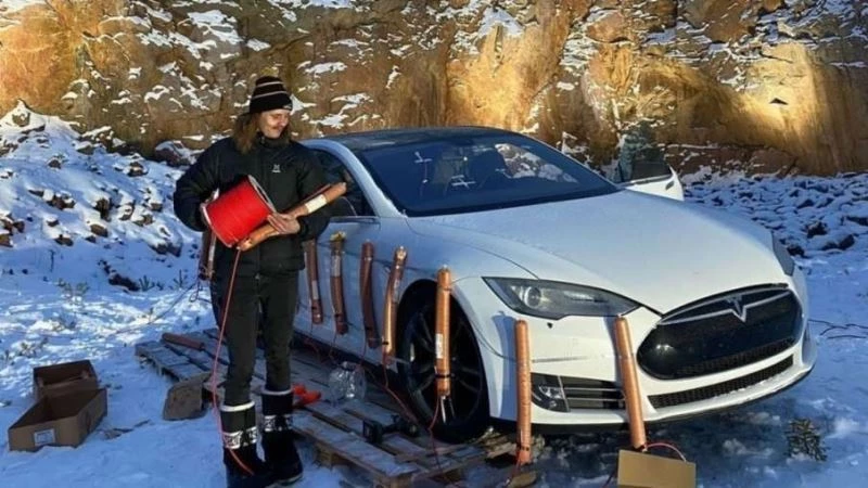 Yüksek onarım maliyetleri nedeniyle Tesla marka aracını dinamitle patlattı
