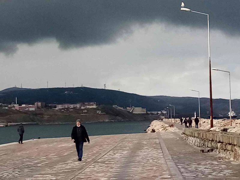 Bandırma’yı kara bulutlar sardı
