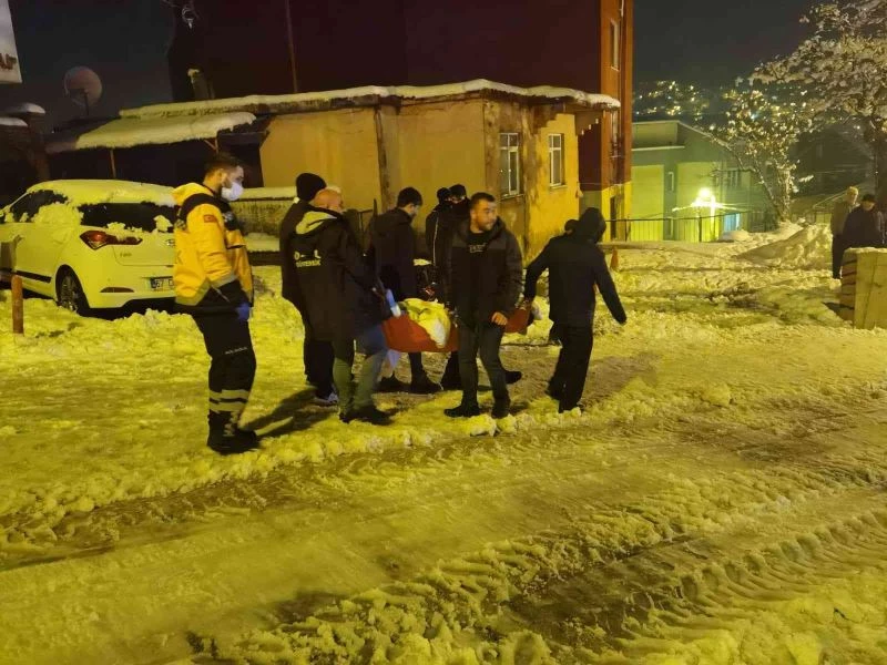 Buzlu zeminde hastayı taşımak için seferber oldular
