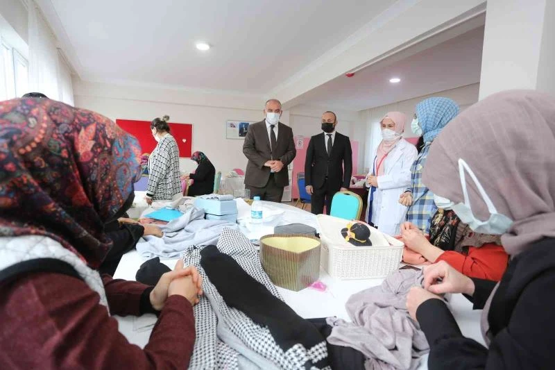 Canikli kadınlar, öğrenciler için 500 atkı ve bere örecek
