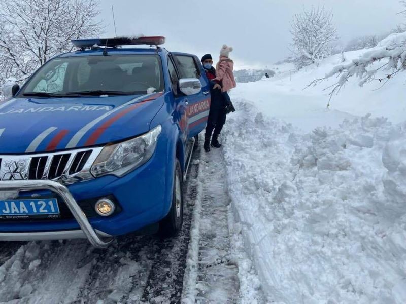 Jandarma köyde mahsur kalan 5 yaşındaki Meryem’i hastaneye ulaştırdı
