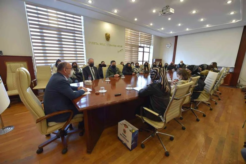Vali Karadeniz, Soma Hüma Hatun Kız Anadolu İmam Hatip Lisesi öğrencileri ile buluştu
