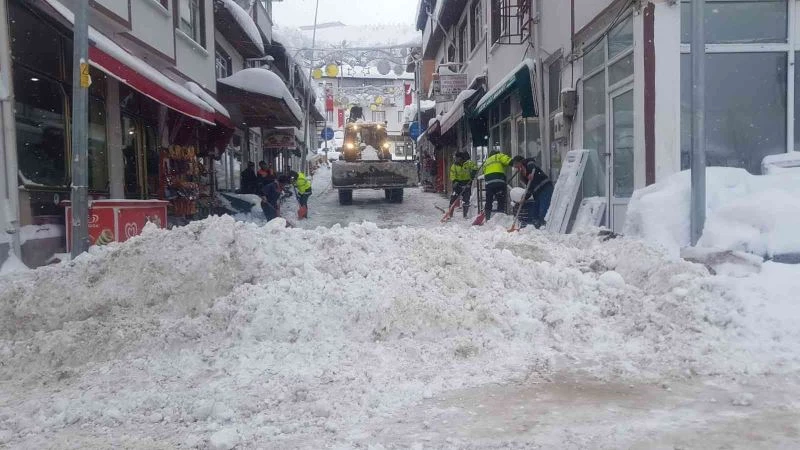 Küre’de ekiplerin yoğun kar mesaisi
