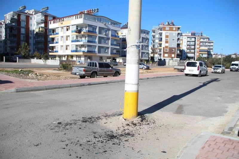 Yol ortasında kalan direk mahallelinin kabusu oldu
