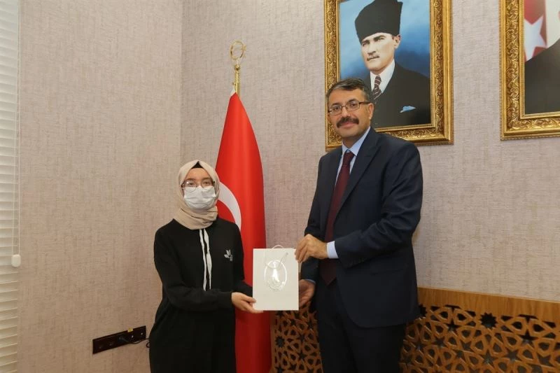 Kompozisyon yarışmasında dereceye giren öğrencileri ödüllendirdi
