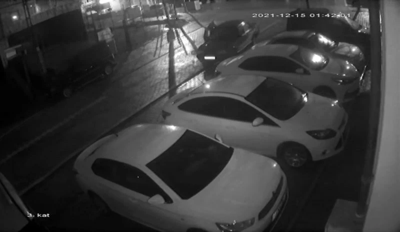 Esenyurt’ta aracı çalıştıramayınca iterek çaldılar
