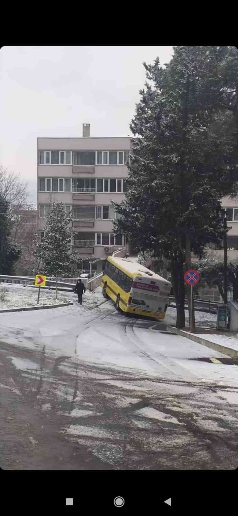 Bursa’da kara hazırlıksız yakalanan belediye otobüsü bariyere saplandı
