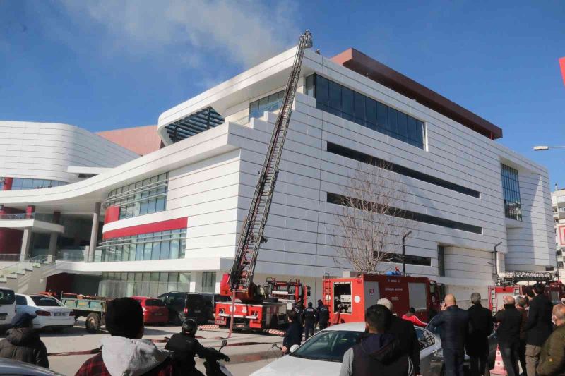 İnşaat halindeki iş merkezinin çatısındaki yangın korkuttu, vatandaşlar balkonlara koştu
