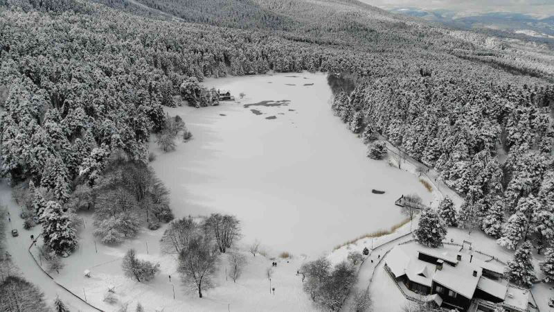 Gölcük Tabiat Parkı’ndaki göl buzla kaplandı
