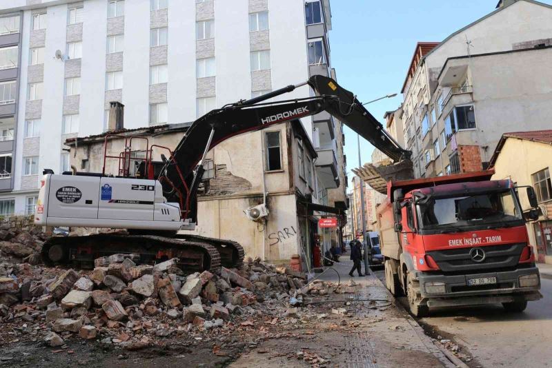 Başkan Kibar: “Metruk yapıları yıkarak, kentteki görüntü kirliliğini ortadan kaldırıyoruz”
