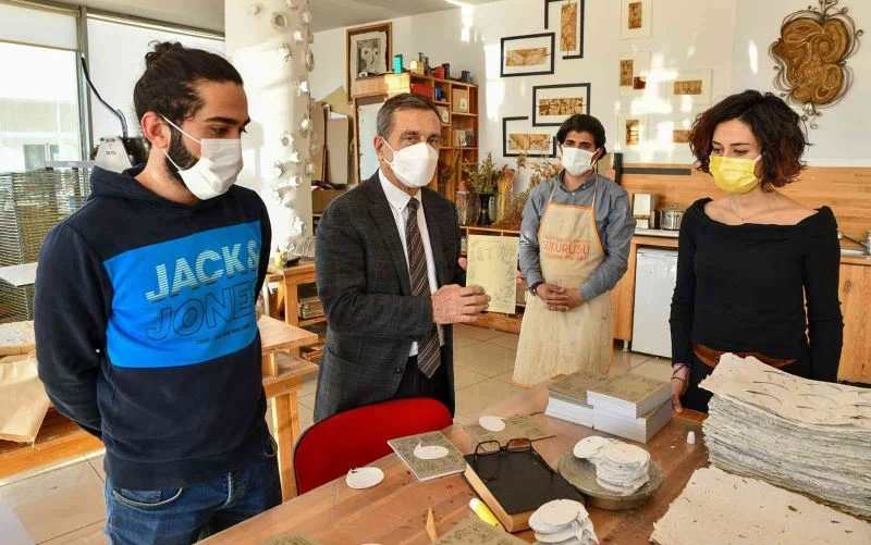 Sukurusu atık kağıtlardan 25 bin tebrik kartı üretti
