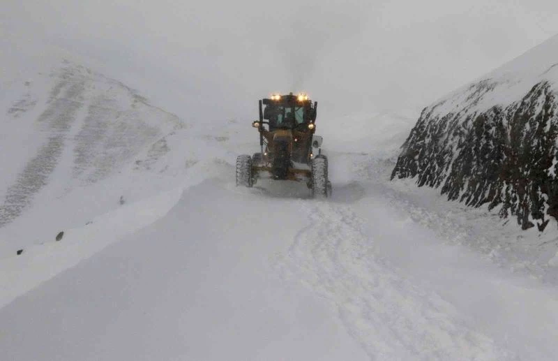 Van-Bahçesaray yolu tek şeritten ulaşıma açıldı

