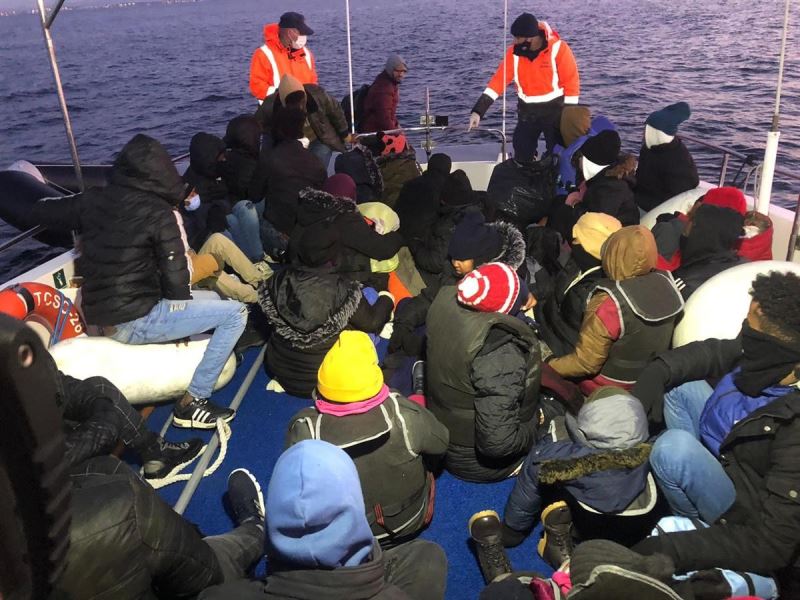 İzmir açıklarında 164 göçmen yakalandı, geri itilen 78 göçmen kurtarıldı
