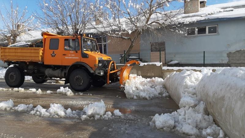 Tufanbeyli’de yollardaki kar ve çatılardaki buz sarkıkları temizleniyor