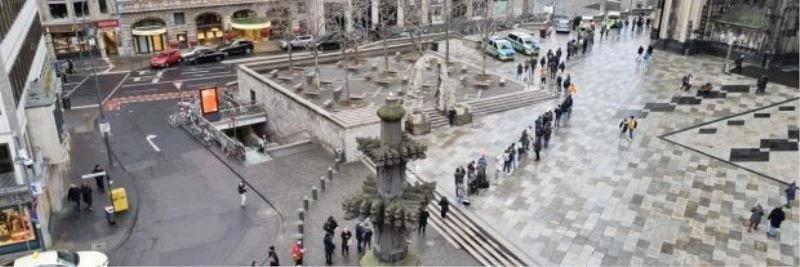 Köln’de tarihi katedralde aşı kuyruğu
