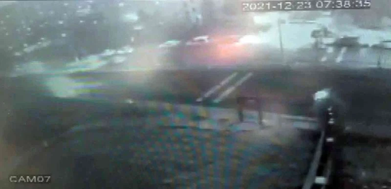 Başakşehir’de feci kaza: Çocuğunu okula götüren işitme engelli anneye ve çocuğuna minibüs çarptı
