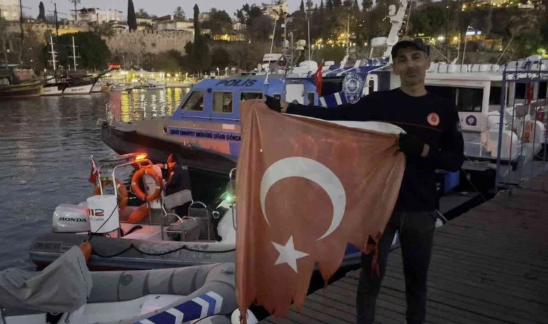 Bayrak sevgisiyle çıktığı falezlerde mahsur kalan adam: “Eski bayrağın öyle dalgalanmasına gönlüm razı olmadı”
