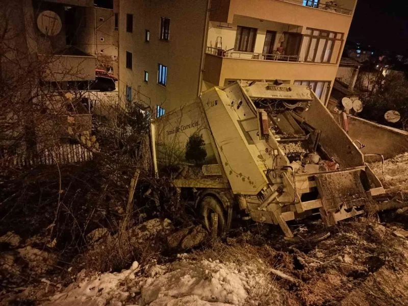 Buzda kayan çöp kamyonu az kalsın evlerin içine girecekti
