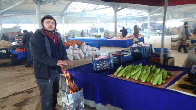 Kütahyalı pazarcılar tenekede ateş yakarak ısınıyor
