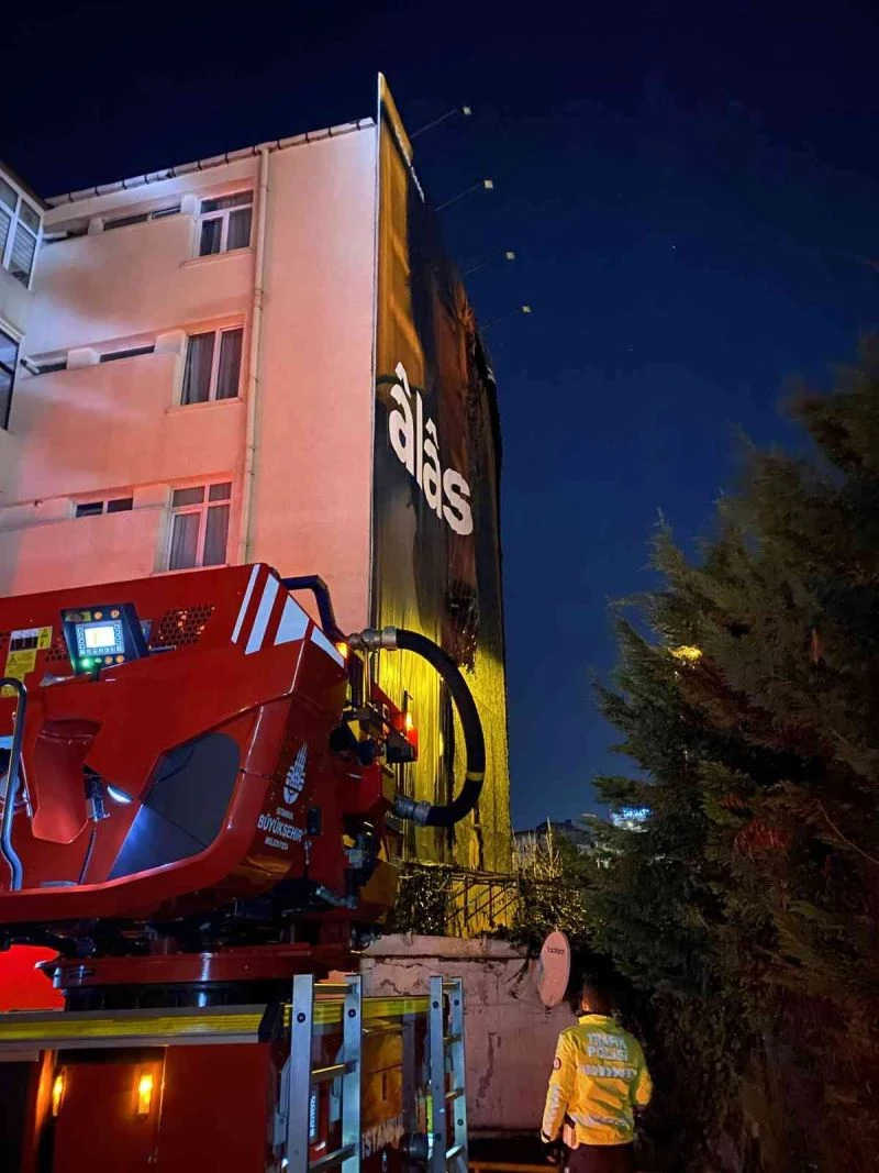 Şişli’de bir binadaki reklam afişi alev alev yandı
