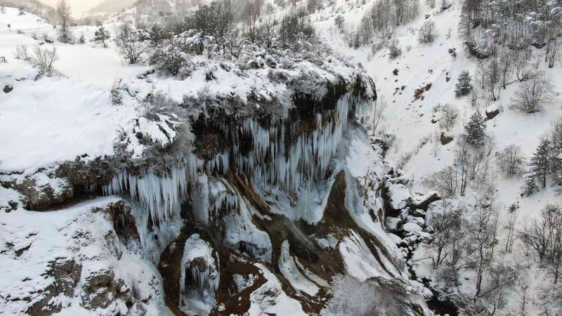 Sivas’ta Sibirya soğukları şelaleyi dondurdu
