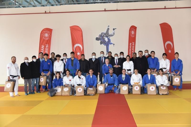 Karaman’da judoculara malzeme yardımı
