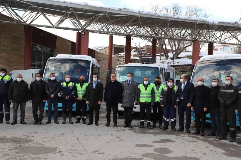 Vali Akbıyık şoförlük yapıp yolcuları ücretsiz taşıdı
