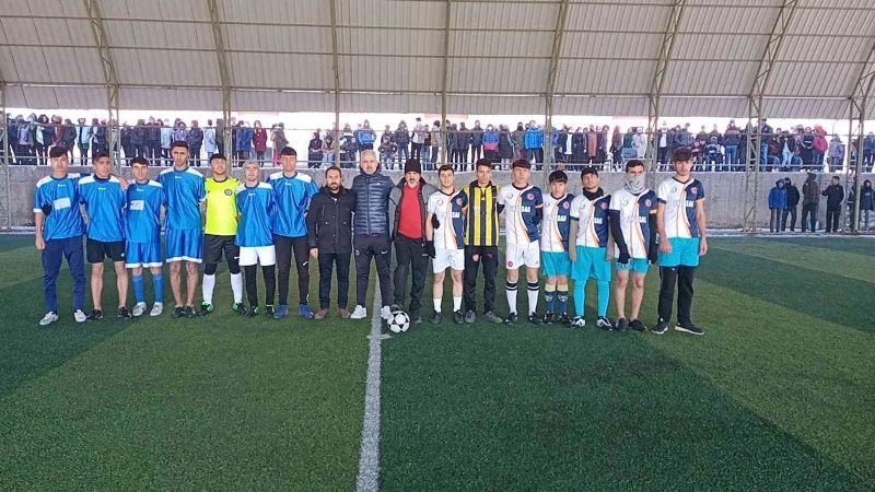 Dicle’de kaymakamlık özel futbol turnuvasının şampiyonları kupalarını aldı
