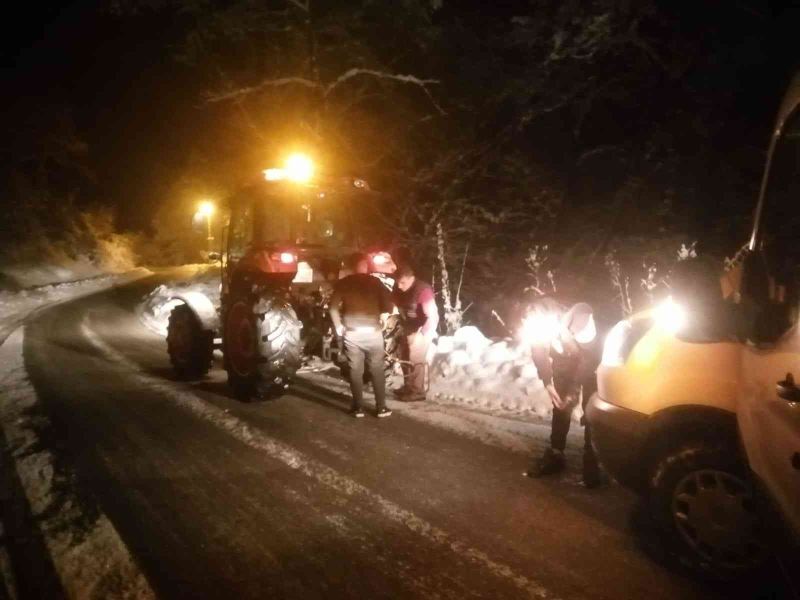 Engelli vatandaş karda kalanları traktörüyle ücretsiz çekiyor
