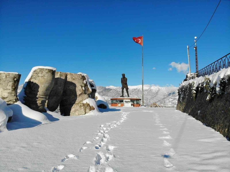 Türkiye’nin en büyük Atatürk heykelinden kış manzaraları
